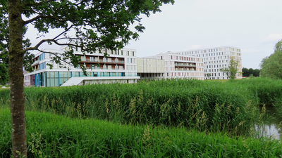 915024 Gezicht op de achterzijde van het prinses máxima centrum voor kinderoncologie (Heidelberglaan 25) op het Utrecht ...